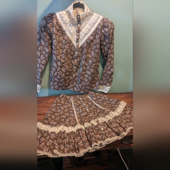 70s Vintage Child's sized Gunne Sax Outfit (Blouse and Skirt) - Picture 2 of 10